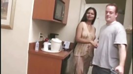Doğal busty piliç sert ve boşaldı becerdin