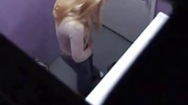Güzel genç (18 yaşında) kız kendini videoda rahatlatır