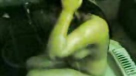 Maria Ryabushkina pahalı bir arabada masturbates