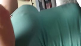 Şehvetli orospu iki bananchiki ile kendini çekiç